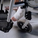 Jak wjechać wózkiem inwalidzkim po schodach